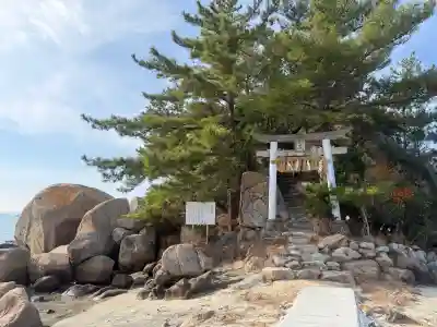 箱島神社の{uncategorized: "未分類", other: "その他", undefined: "問題あり", building: "その他建物", grave: "お墓", sacred_gate: "鳥居", guardian: "狛犬", statue: "像", buddha: "仏像", history: "歴史", nature: "自然", garden: "庭園", animal: "動物", pagoda: "塔", temizu: "手水舎", mountain_gate: "山門・神門", sanctuary: "本殿・本堂", subordinate: "末社・摂社", art: "芸術", scenery: "景色", jizo: "地蔵", ema: "絵馬", goshuin: "御朱印", omikuji: "おみくじ", items: "授与品その他", amulet: "お守り", goshuincho: "御朱印帳", eats: "食事", festival: "お祭り", votive_dance: "神楽", shichigosan: "七五三参", wedding: "結婚式", experience: "体験その他", initially: "初詣", around: "周辺", anti_infection: "感染症対策"}