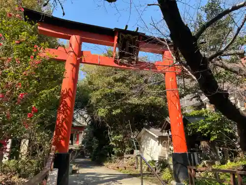 産湯稲荷神社の{uncategorized: "未分類", other: "その他", undefined: "問題あり", building: "その他建物", grave: "お墓", sacred_gate: "鳥居", guardian: "狛犬", statue: "像", buddha: "仏像", history: "歴史", nature: "自然", garden: "庭園", animal: "動物", pagoda: "塔", temizu: "手水舎", mountain_gate: "山門・神門", sanctuary: "本殿・本堂", subordinate: "末社・摂社", art: "芸術", scenery: "景色", jizo: "地蔵", ema: "絵馬", goshuin: "御朱印", omikuji: "おみくじ", items: "授与品その他", amulet: "お守り", goshuincho: "御朱印帳", eats: "食事", festival: "お祭り", votive_dance: "神楽", shichigosan: "七五三参", wedding: "結婚式", experience: "体験その他", initially: "初詣", around: "周辺", anti_infection: "感染症対策"}