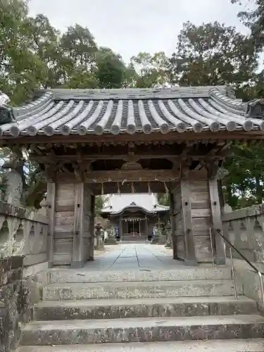 諏訪神社の{uncategorized: "未分類", other: "その他", undefined: "問題あり", building: "その他建物", grave: "お墓", sacred_gate: "鳥居", guardian: "狛犬", statue: "像", buddha: "仏像", history: "歴史", nature: "自然", garden: "庭園", animal: "動物", pagoda: "塔", temizu: "手水舎", mountain_gate: "山門・神門", sanctuary: "本殿・本堂", subordinate: "末社・摂社", art: "芸術", scenery: "景色", jizo: "地蔵", ema: "絵馬", goshuin: "御朱印", omikuji: "おみくじ", items: "授与品その他", amulet: "お守り", goshuincho: "御朱印帳", eats: "食事", festival: "お祭り", votive_dance: "神楽", shichigosan: "七五三参", wedding: "結婚式", experience: "体験その他", initially: "初詣", around: "周辺", anti_infection: "感染症対策"}