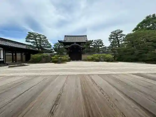 建仁寺（建仁禅寺）の{uncategorized: "未分類", other: "その他", undefined: "問題あり", building: "その他建物", grave: "お墓", sacred_gate: "鳥居", guardian: "狛犬", statue: "像", buddha: "仏像", history: "歴史", nature: "自然", garden: "庭園", animal: "動物", pagoda: "塔", temizu: "手水舎", mountain_gate: "山門・神門", sanctuary: "本殿・本堂", subordinate: "末社・摂社", art: "芸術", scenery: "景色", jizo: "地蔵", ema: "絵馬", goshuin: "御朱印", omikuji: "おみくじ", items: "授与品その他", amulet: "お守り", goshuincho: "御朱印帳", eats: "食事", festival: "お祭り", votive_dance: "神楽", shichigosan: "七五三参", wedding: "結婚式", experience: "体験その他", initially: "初詣", around: "周辺", anti_infection: "感染症対策"}