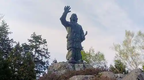 三峯神社の像