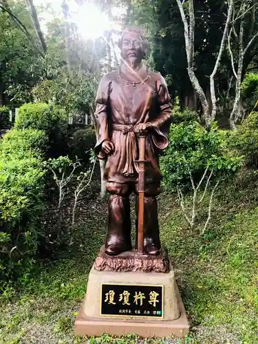 可愛神社の像