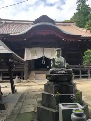 椎尾山薬王院の本殿・本堂