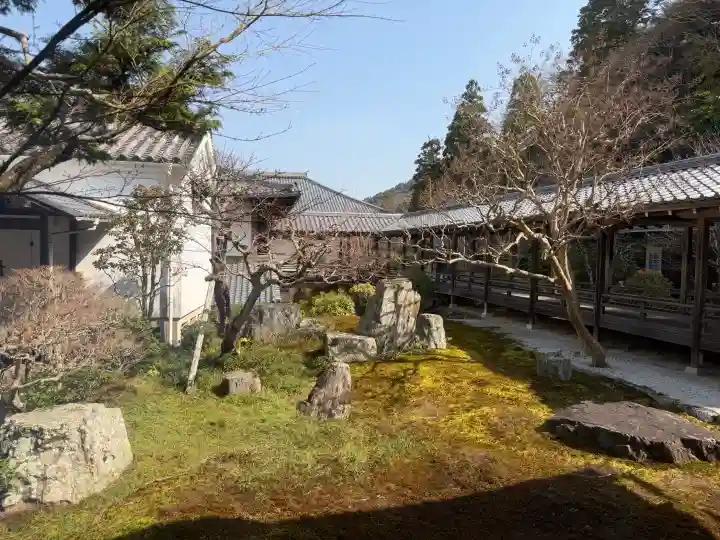 南禅寺の{uncategorized: "未分類", other: "その他", undefined: "問題あり", building: "その他建物", grave: "お墓", sacred_gate: "鳥居", guardian: "狛犬", statue: "像", buddha: "仏像", history: "歴史", nature: "自然", garden: "庭園", animal: "動物", pagoda: "塔", temizu: "手水舎", mountain_gate: "山門・神門", sanctuary: "本殿・本堂", subordinate: "末社・摂社", art: "芸術", scenery: "景色", jizo: "地蔵", ema: "絵馬", goshuin: "御朱印", omikuji: "おみくじ", items: "授与品その他", amulet: "お守り", goshuincho: "御朱印帳", eats: "食事", festival: "お祭り", votive_dance: "神楽", shichigosan: "七五三参", wedding: "結婚式", experience: "体験その他", initially: "初詣", around: "周辺", anti_infection: "感染症対策"}