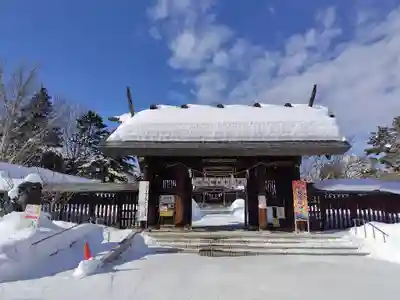 札幌護國神社の山門・神門