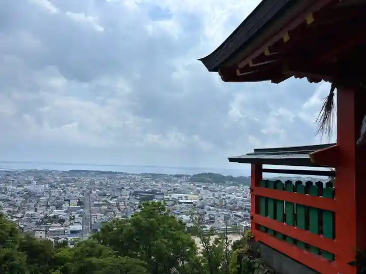 神倉神社(熊野速玉大社摂社)の{uncategorized: "未分類", other: "その他", undefined: "問題あり", building: "その他建物", grave: "お墓", sacred_gate: "鳥居", guardian: "狛犬", statue: "像", buddha: "仏像", history: "歴史", nature: "自然", garden: "庭園", animal: "動物", pagoda: "塔", temizu: "手水舎", mountain_gate: "山門・神門", sanctuary: "本殿・本堂", subordinate: "末社・摂社", art: "芸術", scenery: "景色", jizo: "地蔵", ema: "絵馬", goshuin: "御朱印", omikuji: "おみくじ", items: "授与品その他", amulet: "お守り", goshuincho: "御朱印帳", eats: "食事", festival: "お祭り", votive_dance: "神楽", shichigosan: "七五三参", wedding: "結婚式", experience: "体験その他", initially: "初詣", around: "周辺", anti_infection: "感染症対策"}