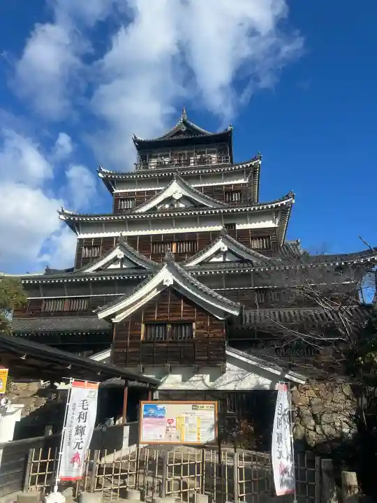 廣島護國神社の{uncategorized: "未分類", other: "その他", undefined: "問題あり", building: "その他建物", grave: "お墓", sacred_gate: "鳥居", guardian: "狛犬", statue: "像", buddha: "仏像", history: "歴史", nature: "自然", garden: "庭園", animal: "動物", pagoda: "塔", temizu: "手水舎", mountain_gate: "山門・神門", sanctuary: "本殿・本堂", subordinate: "末社・摂社", art: "芸術", scenery: "景色", jizo: "地蔵", ema: "絵馬", goshuin: "御朱印", omikuji: "おみくじ", items: "授与品その他", amulet: "お守り", goshuincho: "御朱印帳", eats: "食事", festival: "お祭り", votive_dance: "神楽", shichigosan: "七五三参", wedding: "結婚式", experience: "体験その他", initially: "初詣", around: "周辺", anti_infection: "感染症対策"}