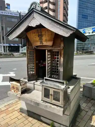 交通安全地蔵尊の{uncategorized: "未分類", other: "その他", undefined: "問題あり", building: "その他建物", grave: "お墓", sacred_gate: "鳥居", guardian: "狛犬", statue: "像", buddha: "仏像", history: "歴史", nature: "自然", garden: "庭園", animal: "動物", pagoda: "塔", temizu: "手水舎", mountain_gate: "山門・神門", sanctuary: "本殿・本堂", subordinate: "末社・摂社", art: "芸術", scenery: "景色", jizo: "地蔵", ema: "絵馬", goshuin: "御朱印", omikuji: "おみくじ", items: "授与品その他", amulet: "お守り", goshuincho: "御朱印帳", eats: "食事", festival: "お祭り", votive_dance: "神楽", shichigosan: "七五三参", wedding: "結婚式", experience: "体験その他", initially: "初詣", around: "周辺", anti_infection: "感染症対策"}