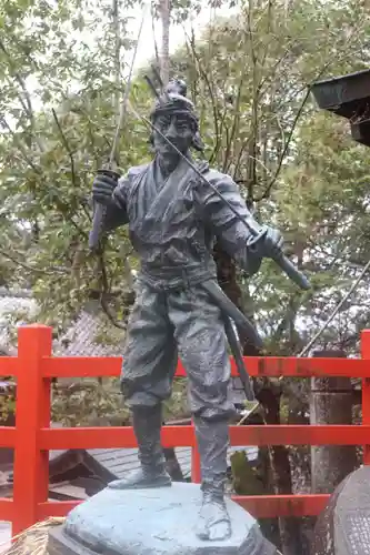 八大神社の像