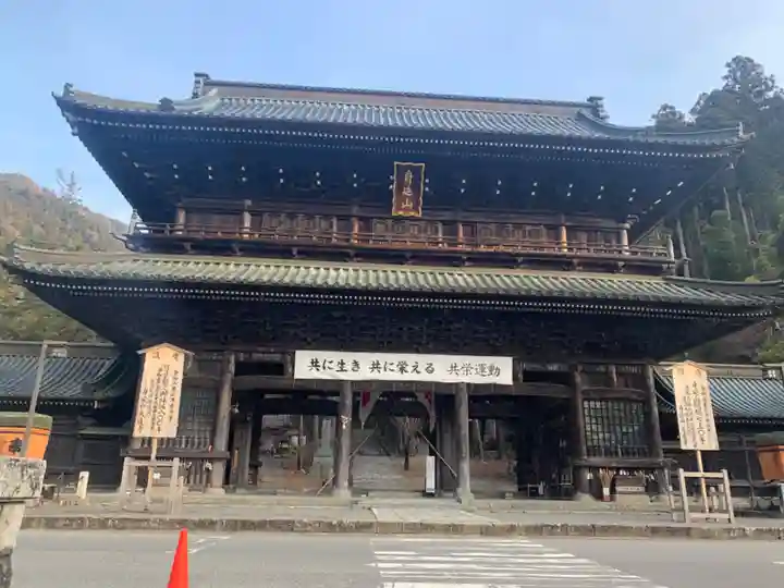 久遠寺の本殿・本堂