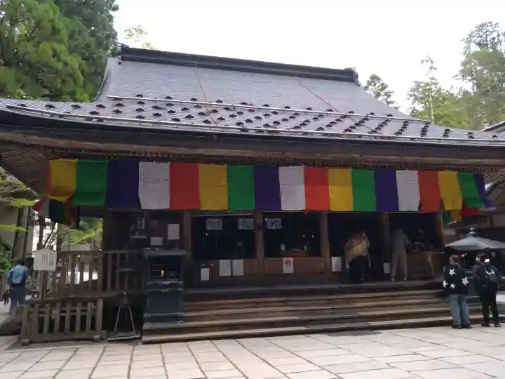 高野山金剛峯寺奥の院の{uncategorized: "未分類", other: "その他", undefined: "問題あり", building: "その他建物", grave: "お墓", sacred_gate: "鳥居", guardian: "狛犬", statue: "像", buddha: "仏像", history: "歴史", nature: "自然", garden: "庭園", animal: "動物", pagoda: "塔", temizu: "手水舎", mountain_gate: "山門・神門", sanctuary: "本殿・本堂", subordinate: "末社・摂社", art: "芸術", scenery: "景色", jizo: "地蔵", ema: "絵馬", goshuin: "御朱印", omikuji: "おみくじ", items: "授与品その他", amulet: "お守り", goshuincho: "御朱印帳", eats: "食事", festival: "お祭り", votive_dance: "神楽", shichigosan: "七五三参", wedding: "結婚式", experience: "体験その他", initially: "初詣", around: "周辺", anti_infection: "感染症対策"}