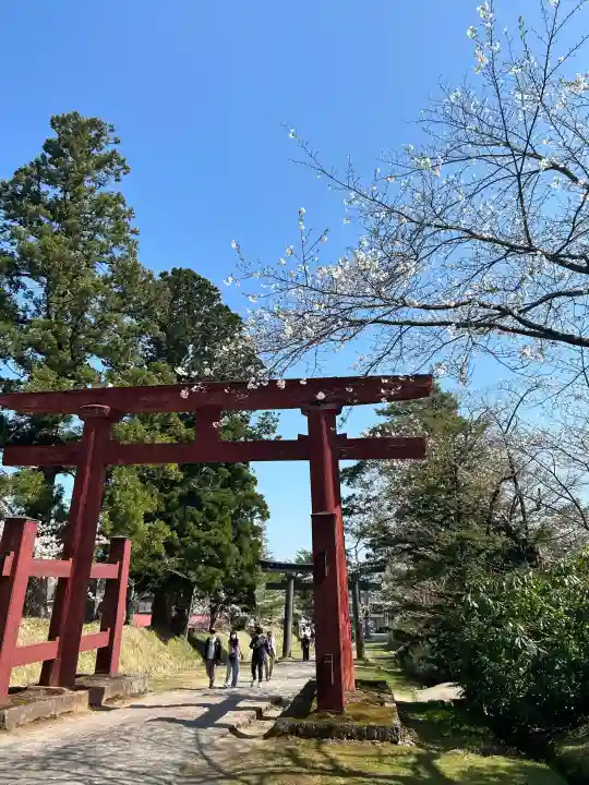 岩木山神社の{uncategorized: "未分類", other: "その他", undefined: "問題あり", building: "その他建物", grave: "お墓", sacred_gate: "鳥居", guardian: "狛犬", statue: "像", buddha: "仏像", history: "歴史", nature: "自然", garden: "庭園", animal: "動物", pagoda: "塔", temizu: "手水舎", mountain_gate: "山門・神門", sanctuary: "本殿・本堂", subordinate: "末社・摂社", art: "芸術", scenery: "景色", jizo: "地蔵", ema: "絵馬", goshuin: "御朱印", omikuji: "おみくじ", items: "授与品その他", amulet: "お守り", goshuincho: "御朱印帳", eats: "食事", festival: "お祭り", votive_dance: "神楽", shichigosan: "七五三参", wedding: "結婚式", experience: "体験その他", initially: "初詣", around: "周辺", anti_infection: "感染症対策"}