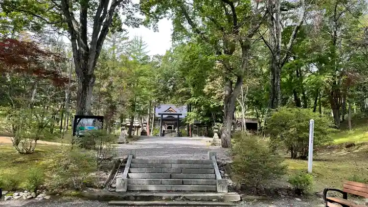 義經神社の庭園
