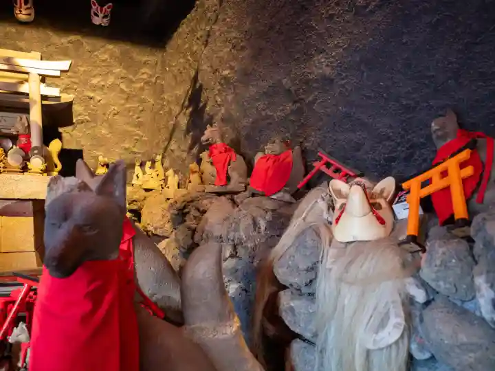 東京羽田 穴守稲荷神社の{uncategorized: "未分類", other: "その他", undefined: "問題あり", building: "その他建物", grave: "お墓", sacred_gate: "鳥居", guardian: "狛犬", statue: "像", buddha: "仏像", history: "歴史", nature: "自然", garden: "庭園", animal: "動物", pagoda: "塔", temizu: "手水舎", mountain_gate: "山門・神門", sanctuary: "本殿・本堂", subordinate: "末社・摂社", art: "芸術", scenery: "景色", jizo: "地蔵", ema: "絵馬", goshuin: "御朱印", omikuji: "おみくじ", items: "授与品その他", amulet: "お守り", goshuincho: "御朱印帳", eats: "食事", festival: "お祭り", votive_dance: "神楽", shichigosan: "七五三参", wedding: "結婚式", experience: "体験その他", initially: "初詣", around: "周辺", anti_infection: "感染症対策"}