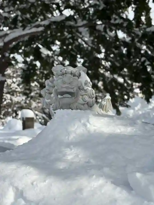新琴似神社の{uncategorized: "未分類", other: "その他", undefined: "問題あり", building: "その他建物", grave: "お墓", sacred_gate: "鳥居", guardian: "狛犬", statue: "像", buddha: "仏像", history: "歴史", nature: "自然", garden: "庭園", animal: "動物", pagoda: "塔", temizu: "手水舎", mountain_gate: "山門・神門", sanctuary: "本殿・本堂", subordinate: "末社・摂社", art: "芸術", scenery: "景色", jizo: "地蔵", ema: "絵馬", goshuin: "御朱印", omikuji: "おみくじ", items: "授与品その他", amulet: "お守り", goshuincho: "御朱印帳", eats: "食事", festival: "お祭り", votive_dance: "神楽", shichigosan: "七五三参", wedding: "結婚式", experience: "体験その他", initially: "初詣", around: "周辺", anti_infection: "感染症対策"}