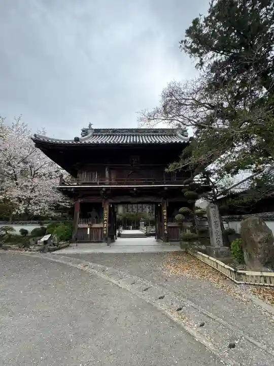 霊山寺の{uncategorized: "未分類", other: "その他", undefined: "問題あり", building: "その他建物", grave: "お墓", sacred_gate: "鳥居", guardian: "狛犬", statue: "像", buddha: "仏像", history: "歴史", nature: "自然", garden: "庭園", animal: "動物", pagoda: "塔", temizu: "手水舎", mountain_gate: "山門・神門", sanctuary: "本殿・本堂", subordinate: "末社・摂社", art: "芸術", scenery: "景色", jizo: "地蔵", ema: "絵馬", goshuin: "御朱印", omikuji: "おみくじ", items: "授与品その他", amulet: "お守り", goshuincho: "御朱印帳", eats: "食事", festival: "お祭り", votive_dance: "神楽", shichigosan: "七五三参", wedding: "結婚式", experience: "体験その他", initially: "初詣", around: "周辺", anti_infection: "感染症対策"}