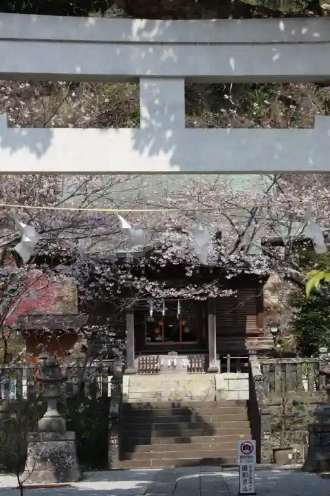 御霊神社の{uncategorized: "未分類", other: "その他", undefined: "問題あり", building: "その他建物", grave: "お墓", sacred_gate: "鳥居", guardian: "狛犬", statue: "像", buddha: "仏像", history: "歴史", nature: "自然", garden: "庭園", animal: "動物", pagoda: "塔", temizu: "手水舎", mountain_gate: "山門・神門", sanctuary: "本殿・本堂", subordinate: "末社・摂社", art: "芸術", scenery: "景色", jizo: "地蔵", ema: "絵馬", goshuin: "御朱印", omikuji: "おみくじ", items: "授与品その他", amulet: "お守り", goshuincho: "御朱印帳", eats: "食事", festival: "お祭り", votive_dance: "神楽", shichigosan: "七五三参", wedding: "結婚式", experience: "体験その他", initially: "初詣", around: "周辺", anti_infection: "感染症対策"}