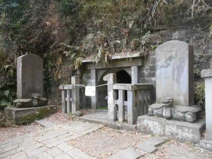 法華堂跡(源頼朝墓・北条義時墓)のお墓