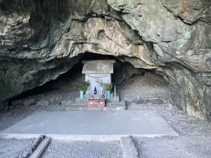 御厨人窟・神明窟の末社・摂社