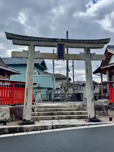 石占井神社の{uncategorized: "未分類", other: "その他", undefined: "問題あり", building: "その他建物", grave: "お墓", sacred_gate: "鳥居", guardian: "狛犬", statue: "像", buddha: "仏像", history: "歴史", nature: "自然", garden: "庭園", animal: "動物", pagoda: "塔", temizu: "手水舎", mountain_gate: "山門・神門", sanctuary: "本殿・本堂", subordinate: "末社・摂社", art: "芸術", scenery: "景色", jizo: "地蔵", ema: "絵馬", goshuin: "御朱印", omikuji: "おみくじ", items: "授与品その他", amulet: "お守り", goshuincho: "御朱印帳", eats: "食事", festival: "お祭り", votive_dance: "神楽", shichigosan: "七五三参", wedding: "結婚式", experience: "体験その他", initially: "初詣", around: "周辺", anti_infection: "感染症対策"}
