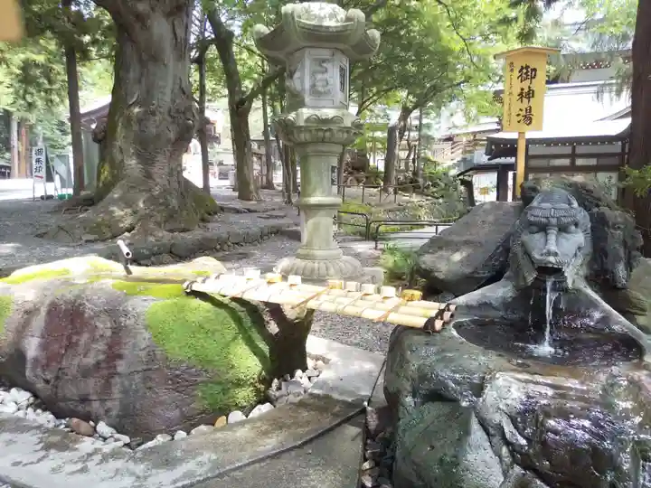 諏訪大社下社秋宮の手水舎