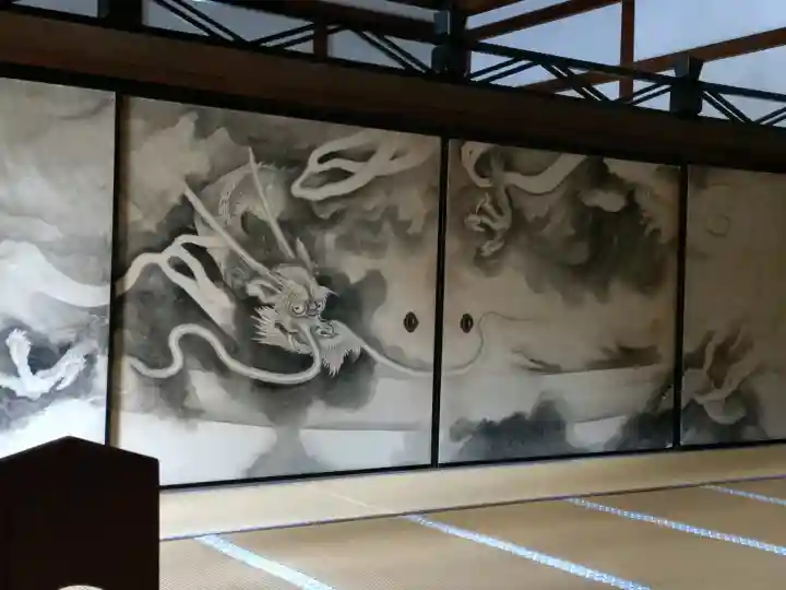 龍安寺の{uncategorized: "未分類", other: "その他", undefined: "問題あり", building: "その他建物", grave: "お墓", sacred_gate: "鳥居", guardian: "狛犬", statue: "像", buddha: "仏像", history: "歴史", nature: "自然", garden: "庭園", animal: "動物", pagoda: "塔", temizu: "手水舎", mountain_gate: "山門・神門", sanctuary: "本殿・本堂", subordinate: "末社・摂社", art: "芸術", scenery: "景色", jizo: "地蔵", ema: "絵馬", goshuin: "御朱印", omikuji: "おみくじ", items: "授与品その他", amulet: "お守り", goshuincho: "御朱印帳", eats: "食事", festival: "お祭り", votive_dance: "神楽", shichigosan: "七五三参", wedding: "結婚式", experience: "体験その他", initially: "初詣", around: "周辺", anti_infection: "感染症対策"}