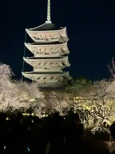 東寺（教王護国寺）の{uncategorized: "未分類", other: "その他", undefined: "問題あり", building: "その他建物", grave: "お墓", sacred_gate: "鳥居", guardian: "狛犬", statue: "像", buddha: "仏像", history: "歴史", nature: "自然", garden: "庭園", animal: "動物", pagoda: "塔", temizu: "手水舎", mountain_gate: "山門・神門", sanctuary: "本殿・本堂", subordinate: "末社・摂社", art: "芸術", scenery: "景色", jizo: "地蔵", ema: "絵馬", goshuin: "御朱印", omikuji: "おみくじ", items: "授与品その他", amulet: "お守り", goshuincho: "御朱印帳", eats: "食事", festival: "お祭り", votive_dance: "神楽", shichigosan: "七五三参", wedding: "結婚式", experience: "体験その他", initially: "初詣", around: "周辺", anti_infection: "感染症対策"}