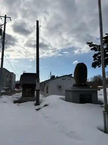 平岸神社の{uncategorized: "未分類", other: "その他", undefined: "問題あり", building: "その他建物", grave: "お墓", sacred_gate: "鳥居", guardian: "狛犬", statue: "像", buddha: "仏像", history: "歴史", nature: "自然", garden: "庭園", animal: "動物", pagoda: "塔", temizu: "手水舎", mountain_gate: "山門・神門", sanctuary: "本殿・本堂", subordinate: "末社・摂社", art: "芸術", scenery: "景色", jizo: "地蔵", ema: "絵馬", goshuin: "御朱印", omikuji: "おみくじ", items: "授与品その他", amulet: "お守り", goshuincho: "御朱印帳", eats: "食事", festival: "お祭り", votive_dance: "神楽", shichigosan: "七五三参", wedding: "結婚式", experience: "体験その他", initially: "初詣", around: "周辺", anti_infection: "感染症対策"}