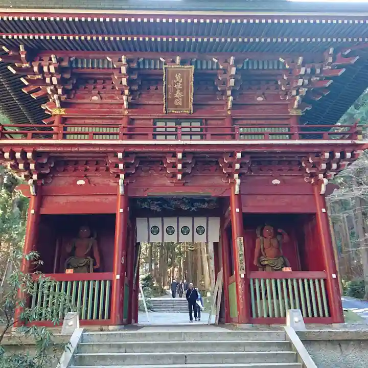 御岩神社の山門・神門