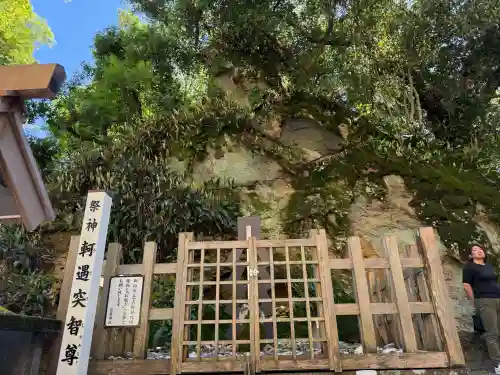 花窟神社の{uncategorized: "未分類", other: "その他", undefined: "問題あり", building: "その他建物", grave: "お墓", sacred_gate: "鳥居", guardian: "狛犬", statue: "像", buddha: "仏像", history: "歴史", nature: "自然", garden: "庭園", animal: "動物", pagoda: "塔", temizu: "手水舎", mountain_gate: "山門・神門", sanctuary: "本殿・本堂", subordinate: "末社・摂社", art: "芸術", scenery: "景色", jizo: "地蔵", ema: "絵馬", goshuin: "御朱印", omikuji: "おみくじ", items: "授与品その他", amulet: "お守り", goshuincho: "御朱印帳", eats: "食事", festival: "お祭り", votive_dance: "神楽", shichigosan: "七五三参", wedding: "結婚式", experience: "体験その他", initially: "初詣", around: "周辺", anti_infection: "感染症対策"}