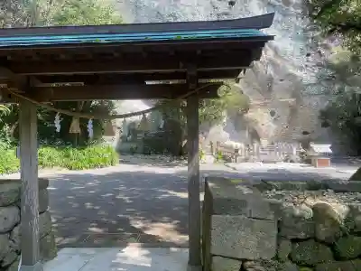 花窟神社の{uncategorized: "未分類", other: "その他", undefined: "問題あり", building: "その他建物", grave: "お墓", sacred_gate: "鳥居", guardian: "狛犬", statue: "像", buddha: "仏像", history: "歴史", nature: "自然", garden: "庭園", animal: "動物", pagoda: "塔", temizu: "手水舎", mountain_gate: "山門・神門", sanctuary: "本殿・本堂", subordinate: "末社・摂社", art: "芸術", scenery: "景色", jizo: "地蔵", ema: "絵馬", goshuin: "御朱印", omikuji: "おみくじ", items: "授与品その他", amulet: "お守り", goshuincho: "御朱印帳", eats: "食事", festival: "お祭り", votive_dance: "神楽", shichigosan: "七五三参", wedding: "結婚式", experience: "体験その他", initially: "初詣", around: "周辺", anti_infection: "感染症対策"}