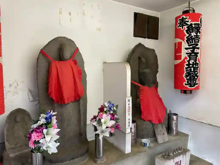 縁結び子育地蔵尊の{uncategorized: "未分類", other: "その他", undefined: "問題あり", building: "その他建物", grave: "お墓", sacred_gate: "鳥居", guardian: "狛犬", statue: "像", buddha: "仏像", history: "歴史", nature: "自然", garden: "庭園", animal: "動物", pagoda: "塔", temizu: "手水舎", mountain_gate: "山門・神門", sanctuary: "本殿・本堂", subordinate: "末社・摂社", art: "芸術", scenery: "景色", jizo: "地蔵", ema: "絵馬", goshuin: "御朱印", omikuji: "おみくじ", items: "授与品その他", amulet: "お守り", goshuincho: "御朱印帳", eats: "食事", festival: "お祭り", votive_dance: "神楽", shichigosan: "七五三参", wedding: "結婚式", experience: "体験その他", initially: "初詣", around: "周辺", anti_infection: "感染症対策"}