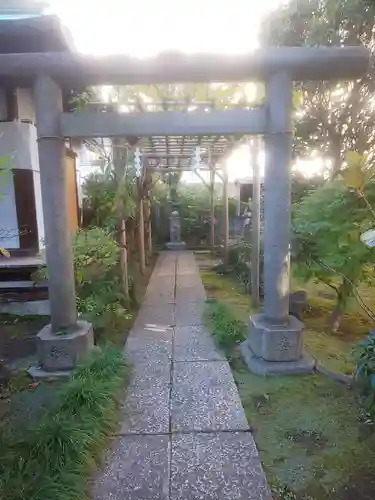 於岩稲荷田宮神社の鳥居