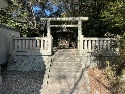 福良八幡神社の{uncategorized: "未分類", other: "その他", undefined: "問題あり", building: "その他建物", grave: "お墓", sacred_gate: "鳥居", guardian: "狛犬", statue: "像", buddha: "仏像", history: "歴史", nature: "自然", garden: "庭園", animal: "動物", pagoda: "塔", temizu: "手水舎", mountain_gate: "山門・神門", sanctuary: "本殿・本堂", subordinate: "末社・摂社", art: "芸術", scenery: "景色", jizo: "地蔵", ema: "絵馬", goshuin: "御朱印", omikuji: "おみくじ", items: "授与品その他", amulet: "お守り", goshuincho: "御朱印帳", eats: "食事", festival: "お祭り", votive_dance: "神楽", shichigosan: "七五三参", wedding: "結婚式", experience: "体験その他", initially: "初詣", around: "周辺", anti_infection: "感染症対策"}