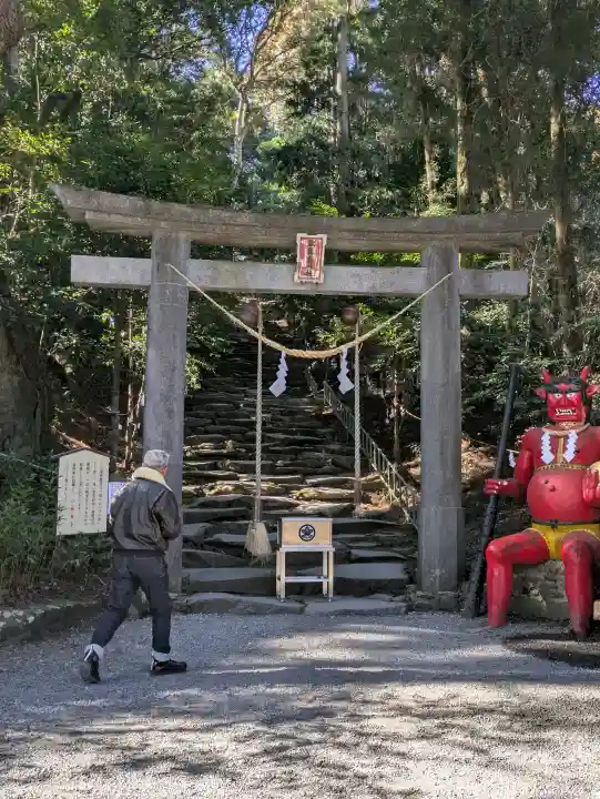 東霧島神社の{uncategorized: "未分類", other: "その他", undefined: "問題あり", building: "その他建物", grave: "お墓", sacred_gate: "鳥居", guardian: "狛犬", statue: "像", buddha: "仏像", history: "歴史", nature: "自然", garden: "庭園", animal: "動物", pagoda: "塔", temizu: "手水舎", mountain_gate: "山門・神門", sanctuary: "本殿・本堂", subordinate: "末社・摂社", art: "芸術", scenery: "景色", jizo: "地蔵", ema: "絵馬", goshuin: "御朱印", omikuji: "おみくじ", items: "授与品その他", amulet: "お守り", goshuincho: "御朱印帳", eats: "食事", festival: "お祭り", votive_dance: "神楽", shichigosan: "七五三参", wedding: "結婚式", experience: "体験その他", initially: "初詣", around: "周辺", anti_infection: "感染症対策"}