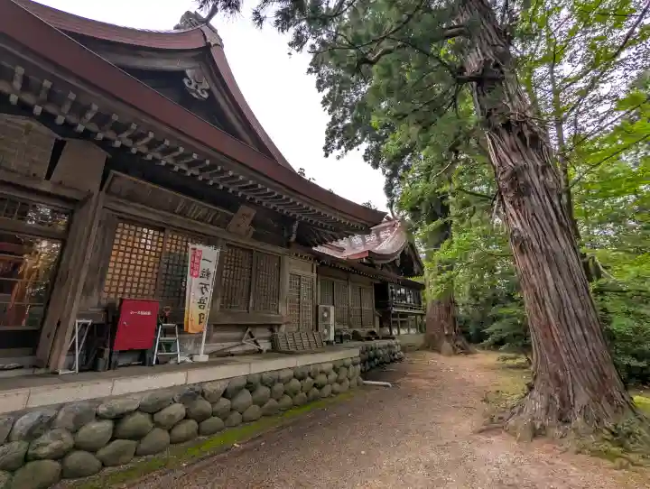 越中一宮 髙瀬神社の{uncategorized: "未分類", other: "その他", undefined: "問題あり", building: "その他建物", grave: "お墓", sacred_gate: "鳥居", guardian: "狛犬", statue: "像", buddha: "仏像", history: "歴史", nature: "自然", garden: "庭園", animal: "動物", pagoda: "塔", temizu: "手水舎", mountain_gate: "山門・神門", sanctuary: "本殿・本堂", subordinate: "末社・摂社", art: "芸術", scenery: "景色", jizo: "地蔵", ema: "絵馬", goshuin: "御朱印", omikuji: "おみくじ", items: "授与品その他", amulet: "お守り", goshuincho: "御朱印帳", eats: "食事", festival: "お祭り", votive_dance: "神楽", shichigosan: "七五三参", wedding: "結婚式", experience: "体験その他", initially: "初詣", around: "周辺", anti_infection: "感染症対策"}