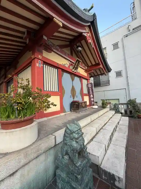 本社三島神社の{uncategorized: "未分類", other: "その他", undefined: "問題あり", building: "その他建物", grave: "お墓", sacred_gate: "鳥居", guardian: "狛犬", statue: "像", buddha: "仏像", history: "歴史", nature: "自然", garden: "庭園", animal: "動物", pagoda: "塔", temizu: "手水舎", mountain_gate: "山門・神門", sanctuary: "本殿・本堂", subordinate: "末社・摂社", art: "芸術", scenery: "景色", jizo: "地蔵", ema: "絵馬", goshuin: "御朱印", omikuji: "おみくじ", items: "授与品その他", amulet: "お守り", goshuincho: "御朱印帳", eats: "食事", festival: "お祭り", votive_dance: "神楽", shichigosan: "七五三参", wedding: "結婚式", experience: "体験その他", initially: "初詣", around: "周辺", anti_infection: "感染症対策"}