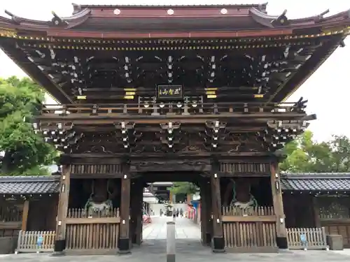 西新井大師総持寺の山門・神門