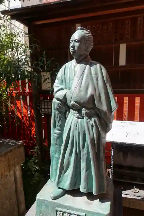 岬神社(土佐稲荷神社)の像