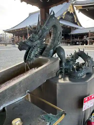 東本願寺（真宗本廟）の{uncategorized: "未分類", other: "その他", undefined: "問題あり", building: "その他建物", grave: "お墓", sacred_gate: "鳥居", guardian: "狛犬", statue: "像", buddha: "仏像", history: "歴史", nature: "自然", garden: "庭園", animal: "動物", pagoda: "塔", temizu: "手水舎", mountain_gate: "山門・神門", sanctuary: "本殿・本堂", subordinate: "末社・摂社", art: "芸術", scenery: "景色", jizo: "地蔵", ema: "絵馬", goshuin: "御朱印", omikuji: "おみくじ", items: "授与品その他", amulet: "お守り", goshuincho: "御朱印帳", eats: "食事", festival: "お祭り", votive_dance: "神楽", shichigosan: "七五三参", wedding: "結婚式", experience: "体験その他", initially: "初詣", around: "周辺", anti_infection: "感染症対策"}