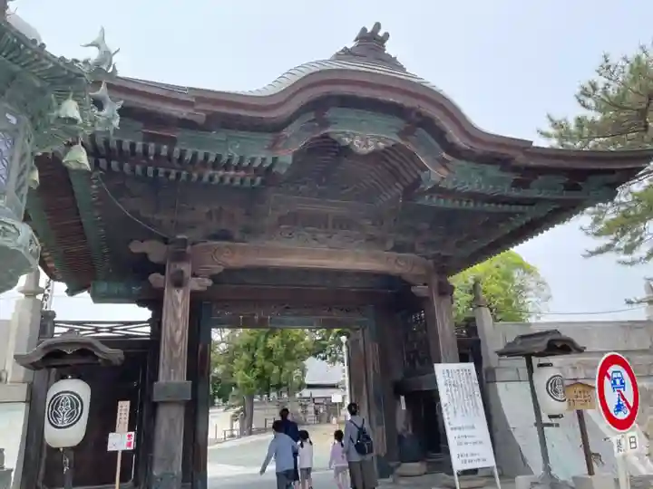 豊川閣 妙厳寺の山門・神門