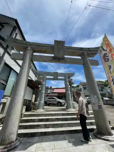 宮地嶽八幡神社の{uncategorized: "未分類", other: "その他", undefined: "問題あり", building: "その他建物", grave: "お墓", sacred_gate: "鳥居", guardian: "狛犬", statue: "像", buddha: "仏像", history: "歴史", nature: "自然", garden: "庭園", animal: "動物", pagoda: "塔", temizu: "手水舎", mountain_gate: "山門・神門", sanctuary: "本殿・本堂", subordinate: "末社・摂社", art: "芸術", scenery: "景色", jizo: "地蔵", ema: "絵馬", goshuin: "御朱印", omikuji: "おみくじ", items: "授与品その他", amulet: "お守り", goshuincho: "御朱印帳", eats: "食事", festival: "お祭り", votive_dance: "神楽", shichigosan: "七五三参", wedding: "結婚式", experience: "体験その他", initially: "初詣", around: "周辺", anti_infection: "感染症対策"}
