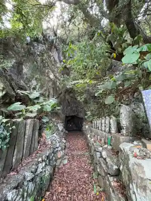 一夜建立の岩屋(高知県)