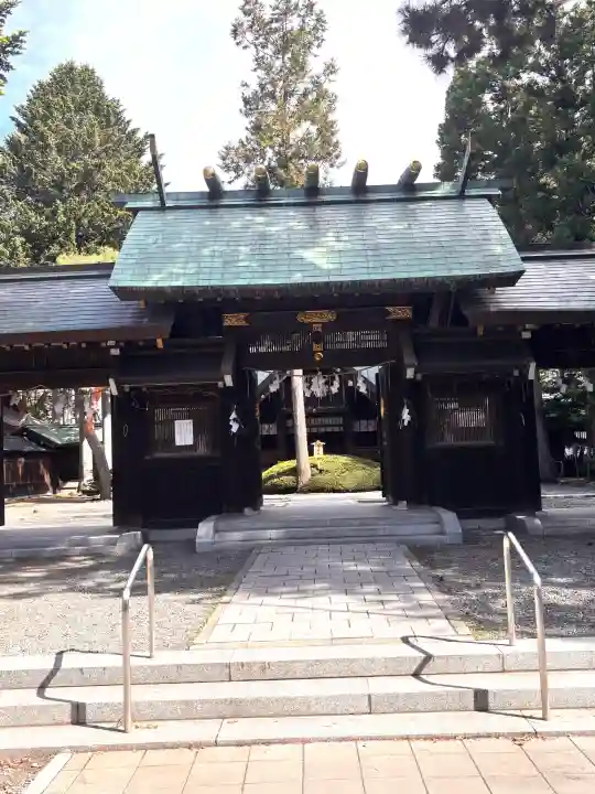 琴似神社の{uncategorized: "未分類", other: "その他", undefined: "問題あり", building: "その他建物", grave: "お墓", sacred_gate: "鳥居", guardian: "狛犬", statue: "像", buddha: "仏像", history: "歴史", nature: "自然", garden: "庭園", animal: "動物", pagoda: "塔", temizu: "手水舎", mountain_gate: "山門・神門", sanctuary: "本殿・本堂", subordinate: "末社・摂社", art: "芸術", scenery: "景色", jizo: "地蔵", ema: "絵馬", goshuin: "御朱印", omikuji: "おみくじ", items: "授与品その他", amulet: "お守り", goshuincho: "御朱印帳", eats: "食事", festival: "お祭り", votive_dance: "神楽", shichigosan: "七五三参", wedding: "結婚式", experience: "体験その他", initially: "初詣", around: "周辺", anti_infection: "感染症対策"}