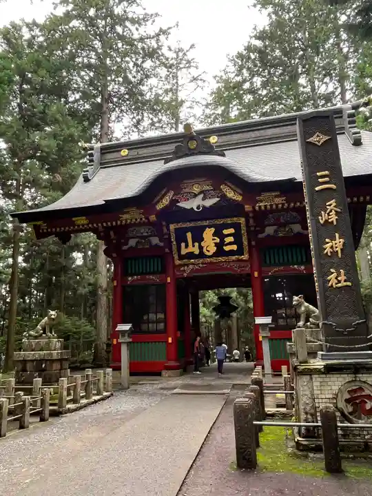 三峯神社の山門・神門