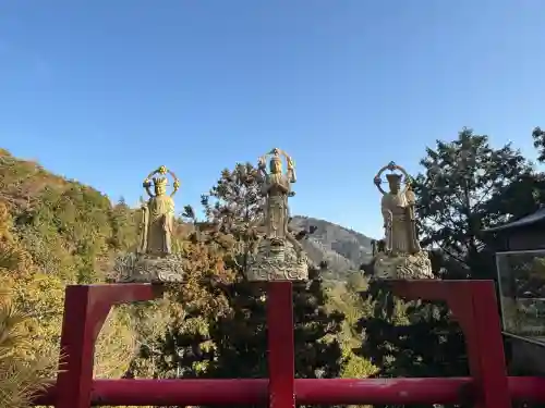 七宝寺の{uncategorized: "未分類", other: "その他", undefined: "問題あり", building: "その他建物", grave: "お墓", sacred_gate: "鳥居", guardian: "狛犬", statue: "像", buddha: "仏像", history: "歴史", nature: "自然", garden: "庭園", animal: "動物", pagoda: "塔", temizu: "手水舎", mountain_gate: "山門・神門", sanctuary: "本殿・本堂", subordinate: "末社・摂社", art: "芸術", scenery: "景色", jizo: "地蔵", ema: "絵馬", goshuin: "御朱印", omikuji: "おみくじ", items: "授与品その他", amulet: "お守り", goshuincho: "御朱印帳", eats: "食事", festival: "お祭り", votive_dance: "神楽", shichigosan: "七五三参", wedding: "結婚式", experience: "体験その他", initially: "初詣", around: "周辺", anti_infection: "感染症対策"}