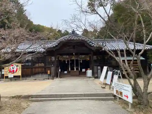 牛窓神社の{uncategorized: "未分類", other: "その他", undefined: "問題あり", building: "その他建物", grave: "お墓", sacred_gate: "鳥居", guardian: "狛犬", statue: "像", buddha: "仏像", history: "歴史", nature: "自然", garden: "庭園", animal: "動物", pagoda: "塔", temizu: "手水舎", mountain_gate: "山門・神門", sanctuary: "本殿・本堂", subordinate: "末社・摂社", art: "芸術", scenery: "景色", jizo: "地蔵", ema: "絵馬", goshuin: "御朱印", omikuji: "おみくじ", items: "授与品その他", amulet: "お守り", goshuincho: "御朱印帳", eats: "食事", festival: "お祭り", votive_dance: "神楽", shichigosan: "七五三参", wedding: "結婚式", experience: "体験その他", initially: "初詣", around: "周辺", anti_infection: "感染症対策"}