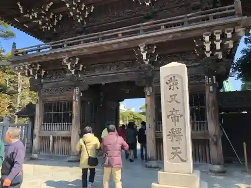 題経寺（柴又帝釈天）の山門・神門