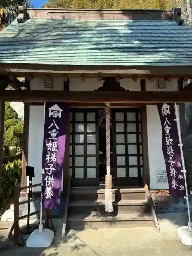 眞珠院の{uncategorized: "未分類", other: "その他", undefined: "問題あり", building: "その他建物", grave: "お墓", sacred_gate: "鳥居", guardian: "狛犬", statue: "像", buddha: "仏像", history: "歴史", nature: "自然", garden: "庭園", animal: "動物", pagoda: "塔", temizu: "手水舎", mountain_gate: "山門・神門", sanctuary: "本殿・本堂", subordinate: "末社・摂社", art: "芸術", scenery: "景色", jizo: "地蔵", ema: "絵馬", goshuin: "御朱印", omikuji: "おみくじ", items: "授与品その他", amulet: "お守り", goshuincho: "御朱印帳", eats: "食事", festival: "お祭り", votive_dance: "神楽", shichigosan: "七五三参", wedding: "結婚式", experience: "体験その他", initially: "初詣", around: "周辺", anti_infection: "感染症対策"}
