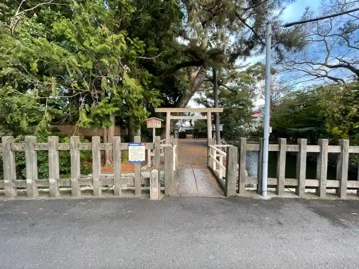 御食神社(豊受大神宮摂社)の{uncategorized: "未分類", other: "その他", undefined: "問題あり", building: "その他建物", grave: "お墓", sacred_gate: "鳥居", guardian: "狛犬", statue: "像", buddha: "仏像", history: "歴史", nature: "自然", garden: "庭園", animal: "動物", pagoda: "塔", temizu: "手水舎", mountain_gate: "山門・神門", sanctuary: "本殿・本堂", subordinate: "末社・摂社", art: "芸術", scenery: "景色", jizo: "地蔵", ema: "絵馬", goshuin: "御朱印", omikuji: "おみくじ", items: "授与品その他", amulet: "お守り", goshuincho: "御朱印帳", eats: "食事", festival: "お祭り", votive_dance: "神楽", shichigosan: "七五三参", wedding: "結婚式", experience: "体験その他", initially: "初詣", around: "周辺", anti_infection: "感染症対策"}